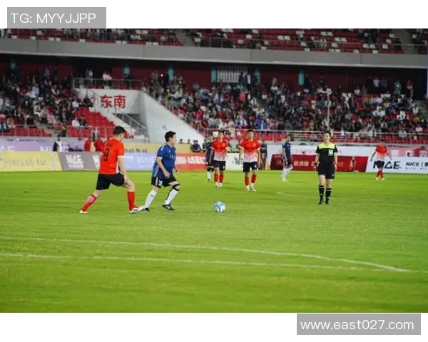 当今足球明星的对决与合作解析谁是最闪耀的球场之星